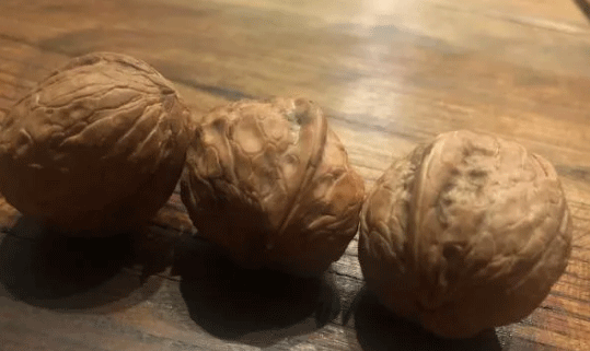 睡不著的人，平時多吃三種食物改善失眠