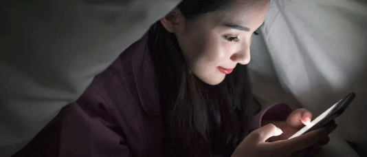長(zhǎng)期在睡前玩手機(jī)的人，小心三大“隱患”