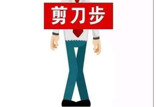 老年人走路剪刀步，可能是這些疾病的前兆