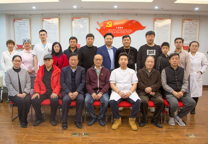 頌黨恩 團結(jié)一心戰(zhàn)疫情——書畫家齊聚永林醫(yī)院，開展慰問奮戰(zhàn)一線白衣勇士黨建活動