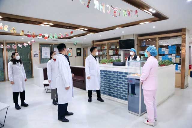 永林醫(yī)院領(lǐng)導(dǎo)班子親切慰問(wèn)醫(yī)務(wù)工作者